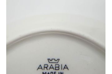 ARABIA FINLAND　Talvikki(タルヴィッキ)　繊細に描かれたデザインと小振りで可愛らしいカップ&ソーサー4客セット(アラビア、フィンランド、北欧食器、C&S、苺、いちご、イチゴ)(R-070644)