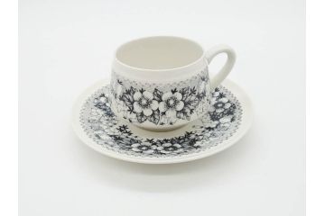 ARABIA FINLAND　Talvikki(タルヴィッキ)　繊細に描かれたデザインと小振りで可愛らしいカップ&ソーサー4客セット(アラビア、フィンランド、北欧食器、C&S、苺、いちご、イチゴ)(R-070644)