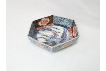 上手物　明治期　伊万里　角冨(角富)　金彩　染付　約25cm　8.2寸　色絵で描かれた山水図が美しい六角皿(深皿、変形皿、和皿、和食器、八寸二分)(R-070655)
