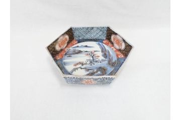 上手物　明治期　伊万里　角冨(角富)　金彩　染付　約25cm　8.2寸　色絵で描かれた山水図が美しい六角皿(深皿、変形皿、和皿、和食器、八寸二分)(R-070655)