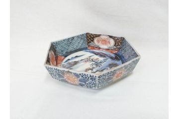 上手物　明治期　伊万里　角冨(角富)　金彩　染付　約25cm　8.2寸　色絵で描かれた山水図が美しい六角皿(深皿、変形皿、和皿、和食器、八寸二分)(R-070655)