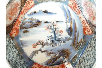 上手物　明治期　伊万里　角冨(角富)　金彩　染付　約25cm　8.2寸　色絵で描かれた山水図が美しい六角皿(深皿、変形皿、和皿、和食器、八寸二分)(R-070655)