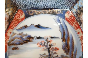 上手物　明治期　伊万里　角冨(角富)　金彩　染付　約25cm　8.2寸　色絵で描かれた山水図が美しい六角皿(深皿、変形皿、和皿、和食器、八寸二分)(R-070655)