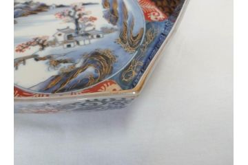上手物　明治期　伊万里　角冨(角富)　金彩　染付　約25cm　8.2寸　色絵で描かれた山水図が美しい六角皿(深皿、変形皿、和皿、和食器、八寸二分)(R-070655)