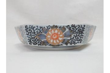 上手物　明治期　伊万里　角冨(角富)　金彩　染付　約25cm　8.2寸　色絵で描かれた山水図が美しい六角皿(深皿、変形皿、和皿、和食器、八寸二分)(R-070655)