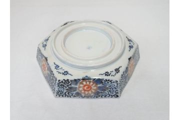 上手物　明治期　伊万里　角冨(角富)　金彩　染付　約25cm　8.2寸　色絵で描かれた山水図が美しい六角皿(深皿、変形皿、和皿、和食器、八寸二分)(R-070655)