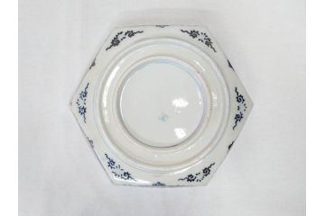 上手物　明治期　伊万里　角冨(角富)　金彩　染付　約25cm　8.2寸　色絵で描かれた山水図が美しい六角皿(深皿、変形皿、和皿、和食器、八寸二分)(R-070655)