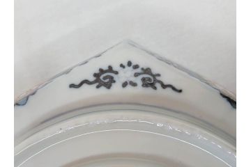 上手物　明治期　伊万里　角冨(角富)　金彩　染付　約25cm　8.2寸　色絵で描かれた山水図が美しい六角皿(深皿、変形皿、和皿、和食器、八寸二分)(R-070655)