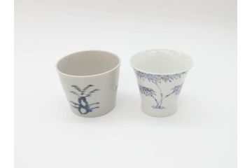 江戸期　古伊万里　染付　落ち着いた色合いが和の雰囲気を醸し出す猪口2客セット(大根文?、竹文、トンボ、お猪口、おちょこ、湯呑、和食器)(R-070658)