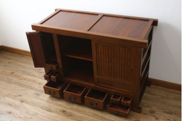 和製ビンテージ　総無垢材　栓材　落ち着いた佇まいが魅力の水屋箪笥サイドボード(引き出し、戸棚、収納棚、食器棚、ヴィンテージ)(R-070695)