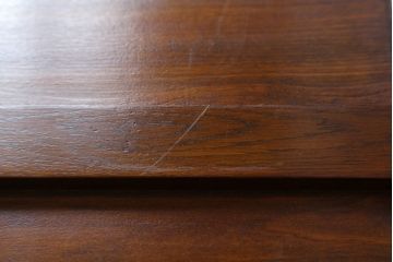 和製ビンテージ　総無垢材　栓材　落ち着いた佇まいが魅力の水屋箪笥サイドボード(引き出し、戸棚、収納棚、食器棚、ヴィンテージ)(R-070695)