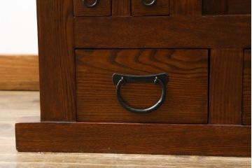 和製ビンテージ　総無垢材　栓材　落ち着いた佇まいが魅力の水屋箪笥サイドボード(引き出し、戸棚、収納棚、食器棚、ヴィンテージ)(R-070695)