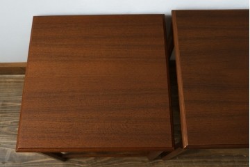 デンマークビンテージ　チーク材　すっきりとしたデザインが取り入れやすいネストテーブル　(R-070697)