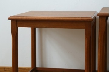 デンマークビンテージ　チーク材　すっきりとしたデザインが取り入れやすいネストテーブル　(R-070697)