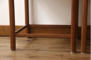 デンマークビンテージ　チーク材　すっきりとしたデザインが取り入れやすいネストテーブル(サイドテーブル、カフェテーブル、コーヒーテーブル、ローテーブル、北欧、ヴィンテージ)(R-070697)