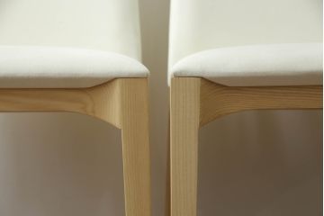 中古　短期展示品　美品　Cassinaixc.(カッシーナイクスシー)　IXC. R&D(イクスシー.R&D)　LINE(ライン)　ウルトラスエード(ULTRASUEDE)　Eランク　シンプルですっきりとした佇まいが魅力のダイニングチェア2脚セット(椅子、イス、アームレスチェア、店舗什器)(定価2脚で約15万4千円)(R-070698)