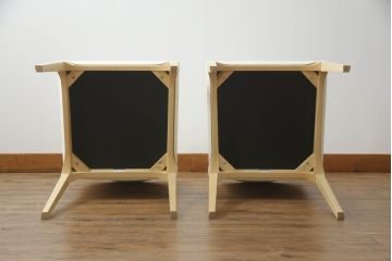 中古　短期展示品　美品　Cassinaixc.(カッシーナイクスシー)　IXC. R&D(イクスシー.R&D)　LINE(ライン)　ウルトラスエード(ULTRASUEDE)　Eランク　シンプルですっきりとした佇まいが魅力のダイニングチェア2脚セット(椅子、イス、アームレスチェア、店舗什器)(定価2脚で約15万4千円)(R-070698)
