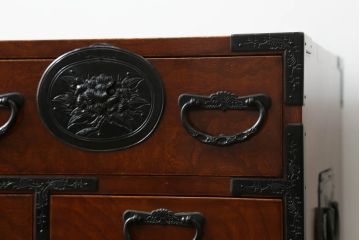 和製アンティーク　最高級!　手打ち金具　三方欅(ケヤキ)材　凝った金具とケヤキ材の杢目が上質な雰囲気を醸し出す仙台小箪笥(仙台箪笥、整理箪笥、収納たんす、引き出し)(R-070702)