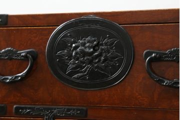 和製アンティーク　最高級!　手打ち金具　三方欅(ケヤキ)材　凝った金具とケヤキ材の杢目が上質な雰囲気を醸し出す仙台小箪笥(仙台箪笥、整理箪笥、収納たんす、引き出し)(R-070702)