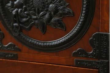 和製アンティーク　最高級!　手打ち金具　三方欅(ケヤキ)材　凝った金具とケヤキ材の杢目が上質な雰囲気を醸し出す仙台小箪笥(仙台箪笥、整理箪笥、収納たんす、引き出し)(R-070702)