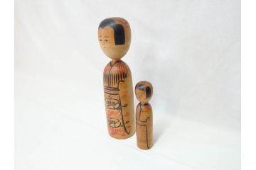 秋田木地山　小椋久太郎　約33cm　約19cm　大小　どこか懐かしい雰囲気漂うこけし2体セット(郷土人形玩具、伝統工芸、民芸品、置物、木彫)(R-070710)