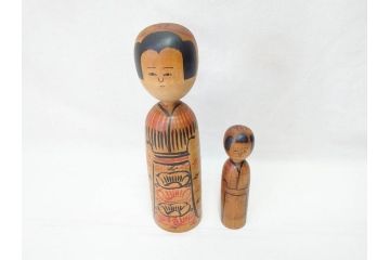 秋田木地山　小椋久太郎　約33cm　約19cm　大小　どこか懐かしい雰囲気漂うこけし2体セット(郷土人形玩具、伝統工芸、民芸品、置物、木彫)(R-070710)