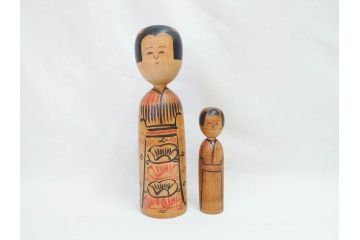 秋田木地山　小椋久太郎　約33cm　約19cm　大小　どこか懐かしい雰囲気漂うこけし2体セット(郷土人形玩具、伝統工芸、民芸品、置物、木彫)(R-070710)