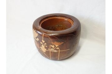大正〜昭和初期　木製　金彩　刳貫丸　蝶の図　螺鈿細工と蒔絵の華やかな意匠が存在感を放つ火鉢(鉢カバー、手あぶり)(R-070711)