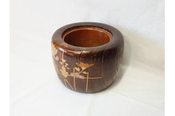 大正〜昭和初期　木製　金彩　刳貫丸　蝶の図　螺鈿細工と蒔絵の華やかな意匠が存在感を放つ火鉢(鉢カバー、手あぶり)(R-070712)