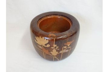 大正〜昭和初期　木製　金彩　刳貫丸　蝶の図　螺鈿細工と蒔絵の華やかな意匠が存在感を放つ火鉢(鉢カバー、手あぶり)(R-070712)