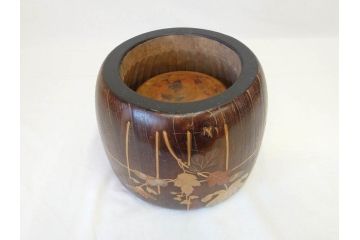 大正〜昭和初期　木製　金彩　刳貫丸　蝶の図　螺鈿細工と蒔絵の華やかな意匠が存在感を放つ火鉢(鉢カバー、手あぶり)(R-070712)