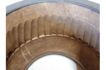大正〜昭和初期　木製　金彩　刳貫丸　蝶の図　螺鈿細工と蒔絵の華やかな意匠が存在感を放つ火鉢(鉢カバー、手あぶり)(R-070712)
