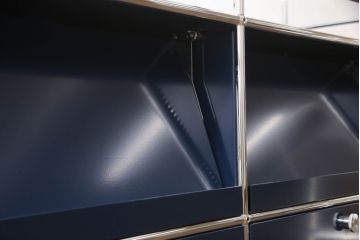 中古　USMハラー(USM Haller)　アングルシェルフ　メンズライクな空間づくりに活躍する鉄製サイドボード(収納棚、マガジンラック、戸棚、引き出し)(R-070741)