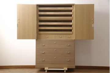 中古　国産　職人手造り　透かしの美しい金具が目を惹く上品な総桐箪笥(並厚、桐たんす、整理タンス、引き出し、チェスト、和箪笥、衣装箪笥、着物箪笥、衣装盆)(R-070748)