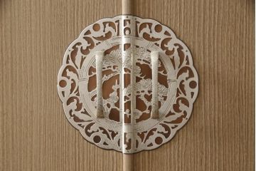 中古　国産　職人手造り　透かしの美しい金具が目を惹く上品な総桐箪笥(並厚、桐たんす、整理タンス、引き出し、チェスト、和箪笥、衣装箪笥、着物箪笥、衣装盆)(R-070748)