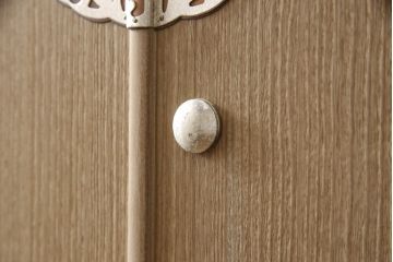 中古　国産　職人手造り　透かしの美しい金具が目を惹く上品な総桐箪笥(並厚、桐たんす、整理タンス、引き出し、チェスト、和箪笥、衣装箪笥、着物箪笥、衣装盆)(R-070748)