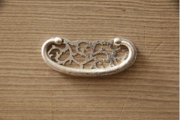 中古　国産　職人手造り　透かしの美しい金具が目を惹く上品な総桐箪笥(並厚、桐たんす、整理タンス、引き出し、チェスト、和箪笥、衣装箪笥、着物箪笥、衣装盆)(R-070748)
