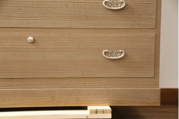 中古　国産　職人手造り　透かしの美しい金具が目を惹く上品な総桐箪笥(並厚、桐たんす、整理タンス、引き出し、チェスト、和箪笥、衣装箪笥、着物箪笥、衣装盆)(R-070748)