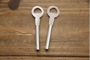 中古　国産　職人手造り　透かしの美しい金具が目を惹く上品な総桐箪笥(並厚、桐たんす、整理タンス、引き出し、チェスト、和箪笥、衣装箪笥、着物箪笥、衣装盆)(R-070748)