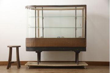 和製アンティーク　曲げガラス　クラシカルなデザインとレトロな雰囲気が素敵なショーケース(ガラスケース、陳列棚、飾り棚、店舗什器)(R-070752)