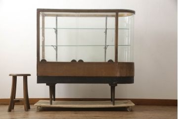 和製アンティーク　曲げガラス　クラシカルなデザインとレトロな雰囲気が素敵なショーケース(ガラスケース、陳列棚、飾り棚、店舗什器)(R-070752)