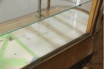 和製アンティーク　曲げガラス　クラシカルなデザインとレトロな雰囲気が素敵なショーケース(ガラスケース、陳列棚、飾り棚、店舗什器)(R-070752)
