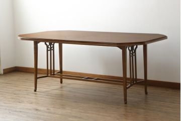 中古　美品　IDC大塚家具取り扱い　イタリア高級家具　メデア(Medea)　クラシカルな佇まいが美しいダイニングテーブル(エクステンションテーブル、拡張式テーブル、食卓、4人掛け、6人掛け)(R-070756)