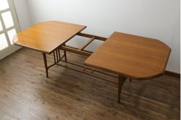 中古　美品　IDC大塚家具取り扱い　イタリア高級家具　メデア(Medea)　クラシカルな佇まいが美しいダイニングテーブル(エクステンションテーブル、拡張式テーブル、食卓、4人掛け、6人掛け)(R-070756)
