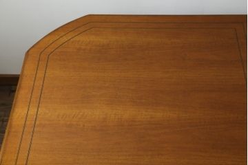 中古　美品　IDC大塚家具取り扱い　イタリア高級家具　メデア(Medea)　クラシカルな佇まいが美しいダイニングテーブル(エクステンションテーブル、拡張式テーブル、食卓、4人掛け、6人掛け)(R-070756)