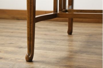 中古　美品　IDC大塚家具取り扱い　イタリア高級家具　メデア(Medea)　クラシカルな佇まいが美しいダイニングテーブル(エクステンションテーブル、拡張式テーブル、食卓、4人掛け、6人掛け)(R-070756)