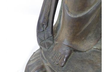 芸術院会員(彫刻家)　晝間弘　謹作　聖観世音菩薩　細部まで丁寧につくり込まれた重厚感のあるブロンズ像(仏像、観音像、置物、オブジェ、共箱付き)(R-070766)