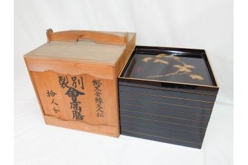 加藤勝次郎　輪島塗　総黒金縁文人松　別製　布着堅地　美しい金蒔絵が上品な雰囲気を感じさせる会席膳10客セット(木製、お膳、漆器、沈金、松葉、松の実、箱付き、袋付き)(R-070771)