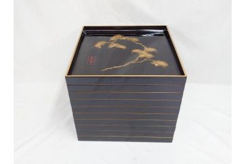加藤勝次郎　輪島塗　総黒金縁文人松　別製　布着堅地　美しい金蒔絵が上品な雰囲気を感じさせる会席膳10客セット(木製、お膳、漆器、沈金、松葉、松の実、箱付き、袋付き)(R-070771)