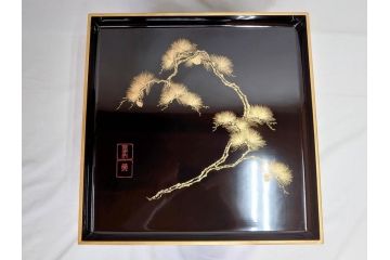 加藤勝次郎　輪島塗　総黒金縁文人松　別製　布着堅地　美しい金蒔絵が上品な雰囲気を感じさせる会席膳10客セット(木製、お膳、漆器、沈金、松葉、松の実、箱付き、袋付き)(R-070771)
